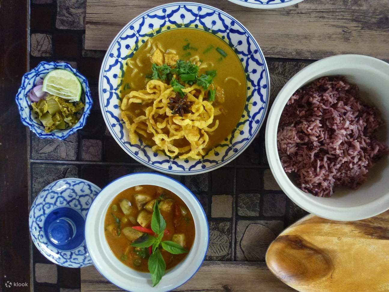 Khao Soi ist ein beliebtes Gericht aus Nordthailand, das für seine reichhaltigen und aromatischen Aromen bekannt ist. 