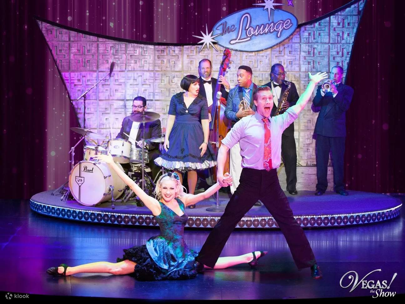 Thư giãn thật phong cách tại phòng chờ, nơi nét quyến rũ cổ điển của Vegas trở nên sống động