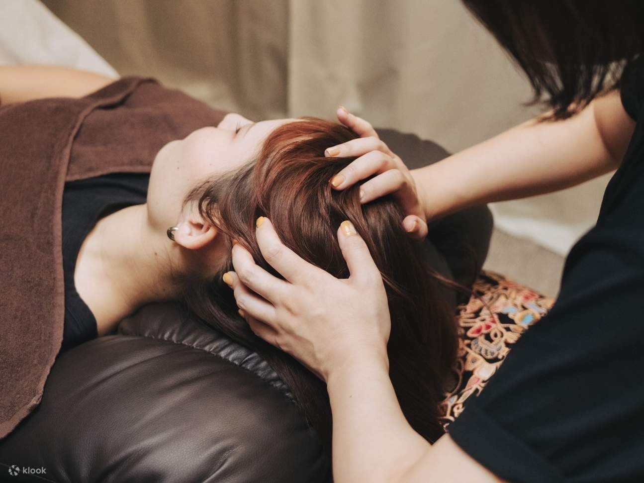 Massage đầu khô không yêu cầu làm ướt tóc, nên bạn có thể dễ dàng trải nghiệm dịch vụ trong khi tham quan hoặc nghỉ giải lao.