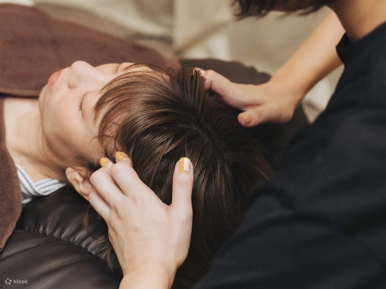 Le Dry Head Spa ne nécessite pas de mouiller vos cheveux. Vous pouvez donc facilement recevoir un soin pendant vos visites touristiques ou vos pauses professionnelles. N'ayant aucune préparation nécessaire, vous pouvez sortir immédiatement après le soin, 