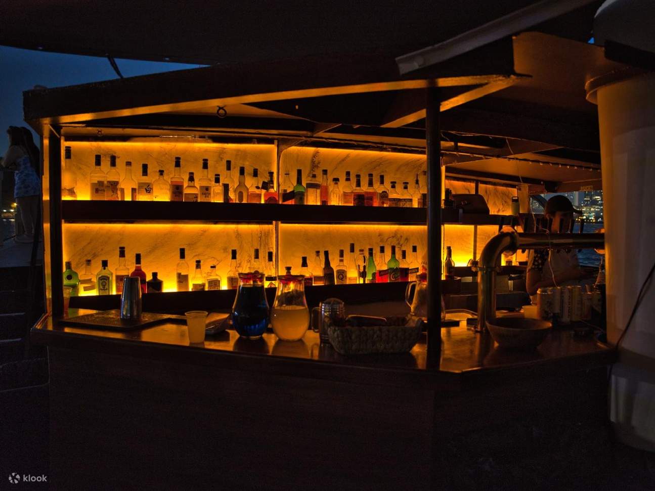 Quầy bar city lights rực rỡ với ánh sáng dịu nhẹ, mặt quầy bóng bẩy và thiết kế hiện đại tạo nên một bầu không khí thư giãn