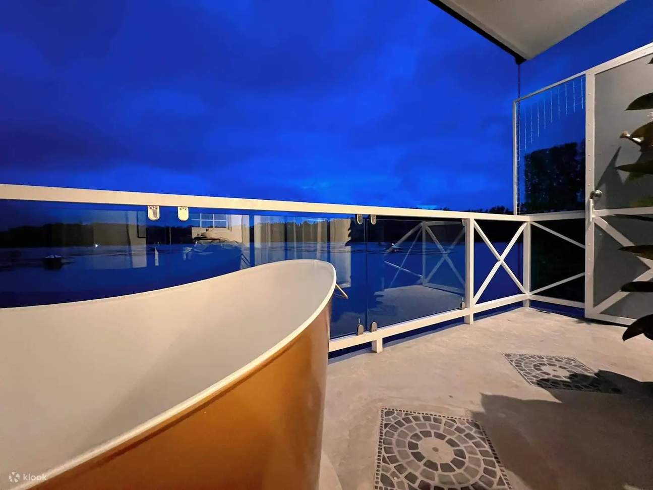 素朴なバスタブ