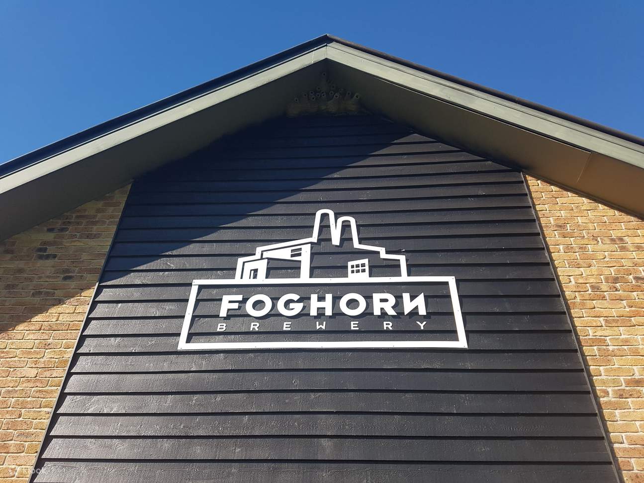 Mann, der Bier bei einer Hunter Valley Tour zapft