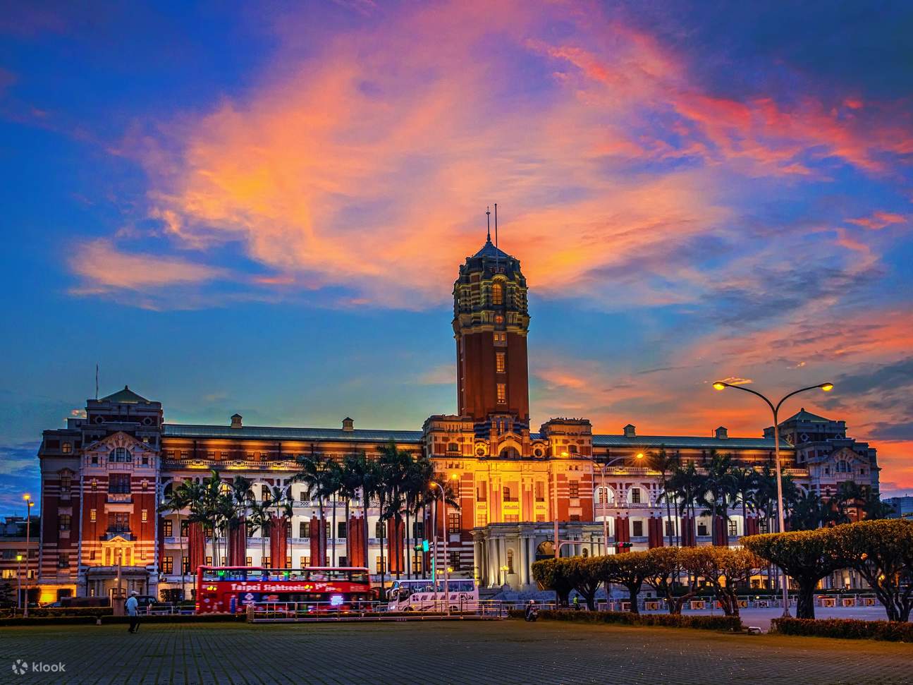 Двухэтажный туристический автобус Тайбэя