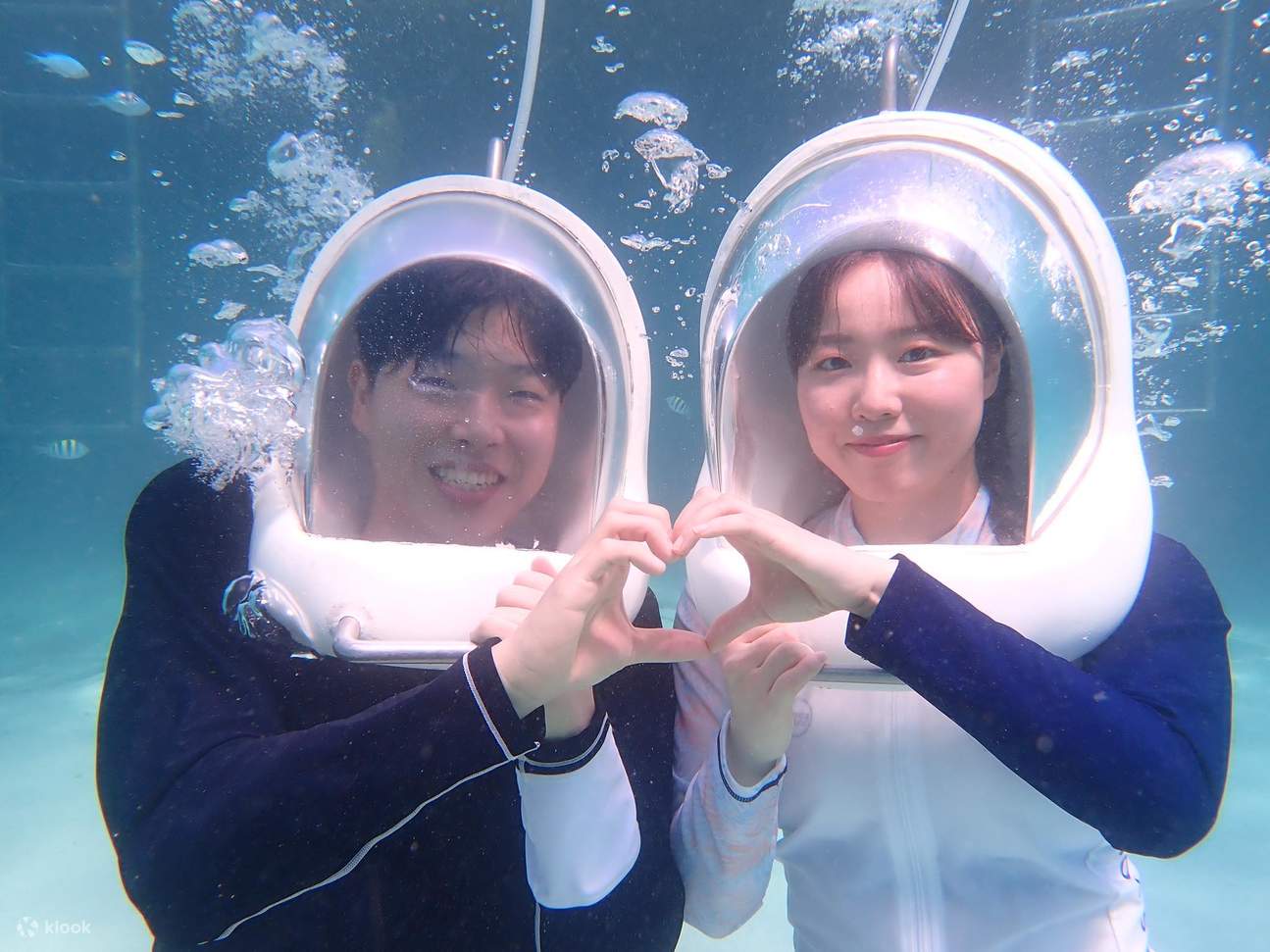 一對情侶用手比心