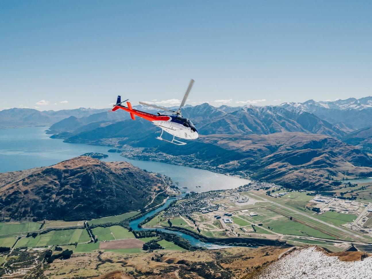 搭乘直升机飞越壮丽的卓越山脉。