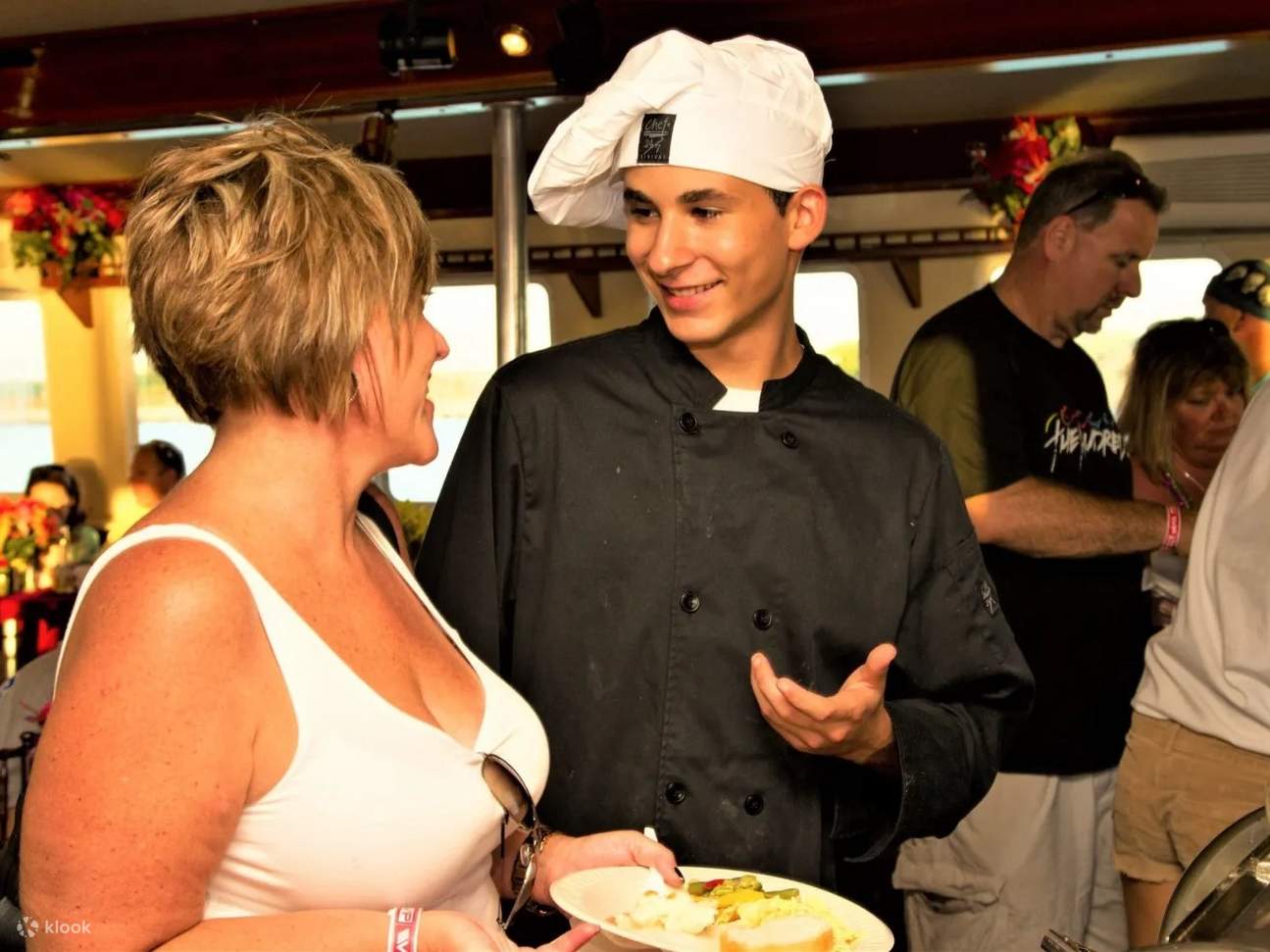与厨师进行友好的交谈，同时了解美食
