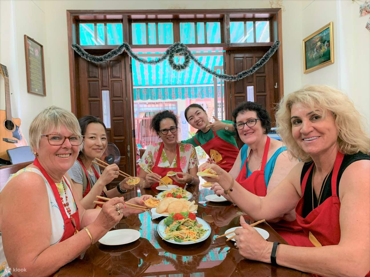 Des étudiants coupent des légumes à la Jolie Da Nang Cooking Class