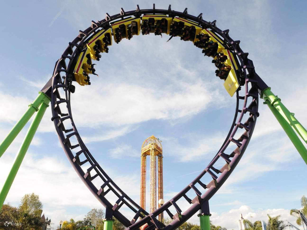 搭乘墨西哥最高、最快的云霄飞车之一，以 120 公里/小时的速度飞驰，感受刺激！