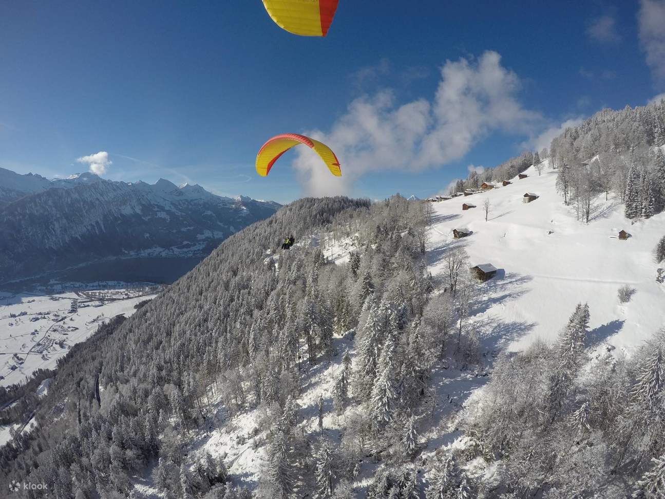 在雪山上空滑翔伞