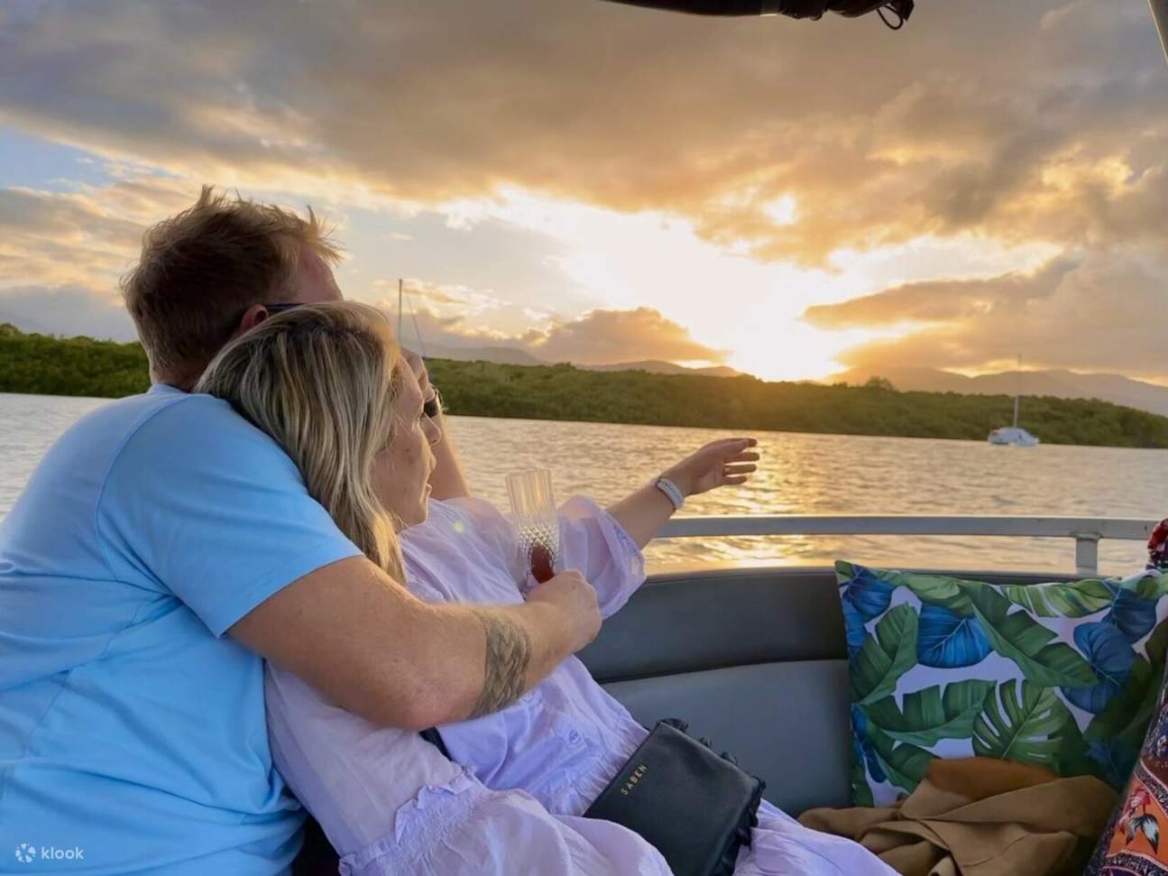 Pelayaran Melawat Pemandangan dan Matahari Terbenam di Cairns