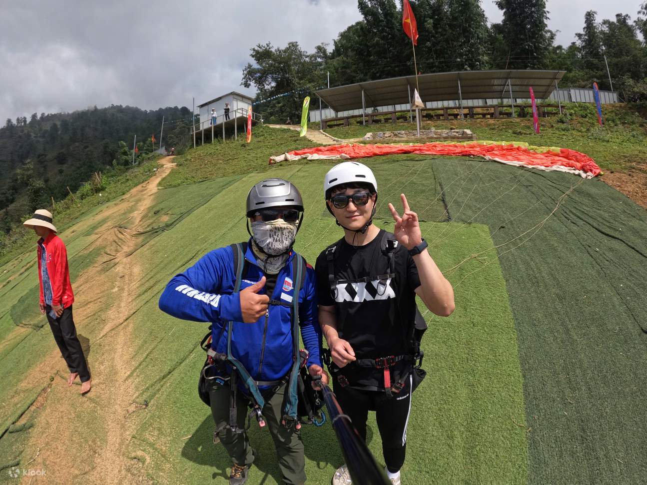 サパでのパラグライダー体験 - ホテル送迎付き