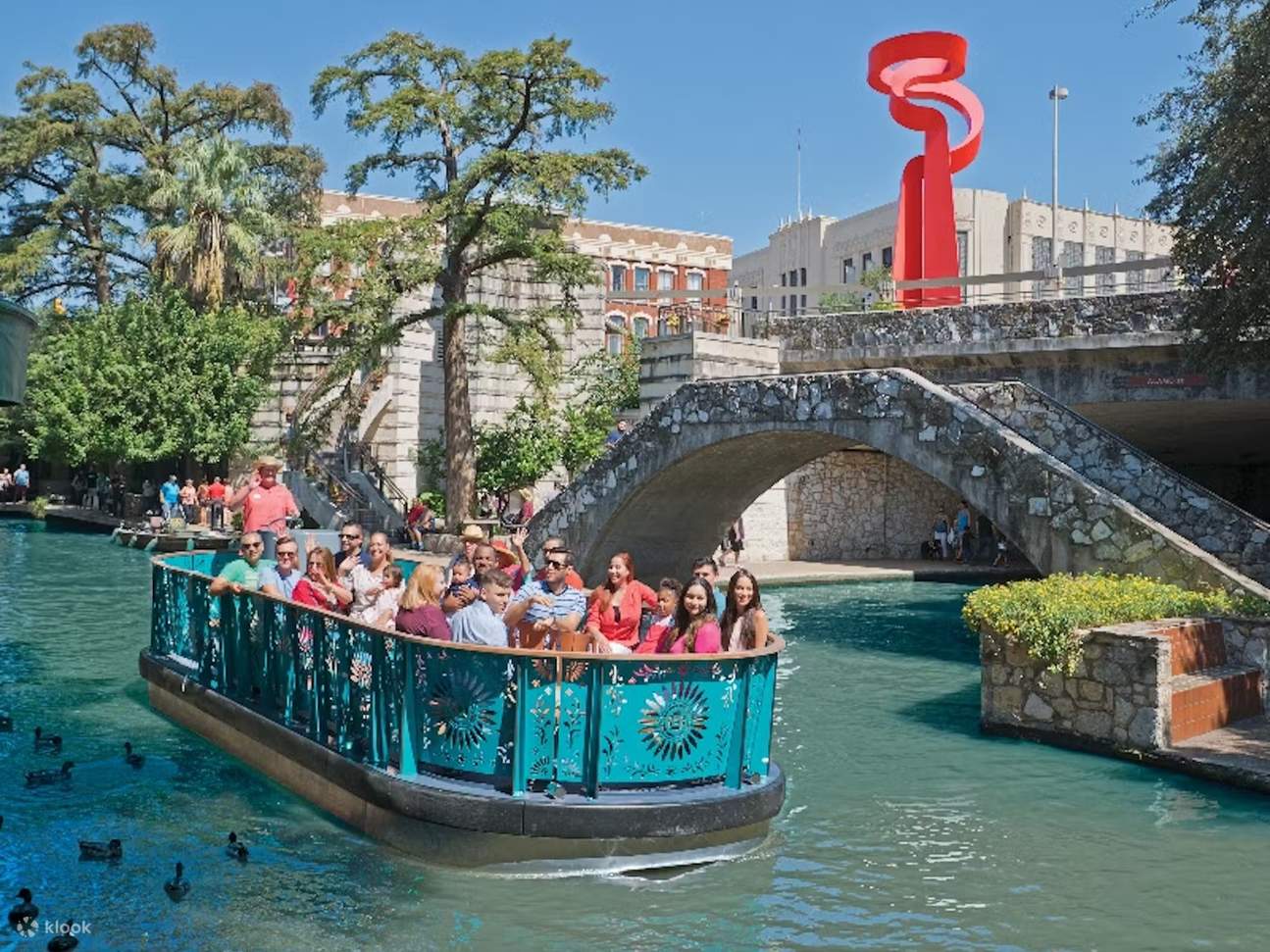 Khám phá di sản quyến rũ và lịch sử đầy màu sắc của La Villita trên chuyến du ngoạn bằng thuyền trên sông đầy cảnh đẹp và thông tin này