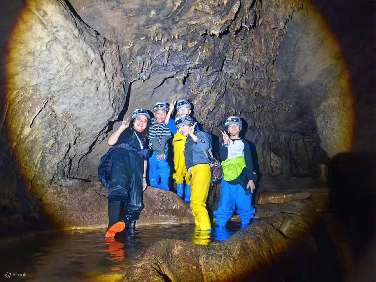 “弯月形” 洞口便映入眼帘，阳光从洞口斜射而入，在洞内地面形成 “月形光斑”，极具氛围感