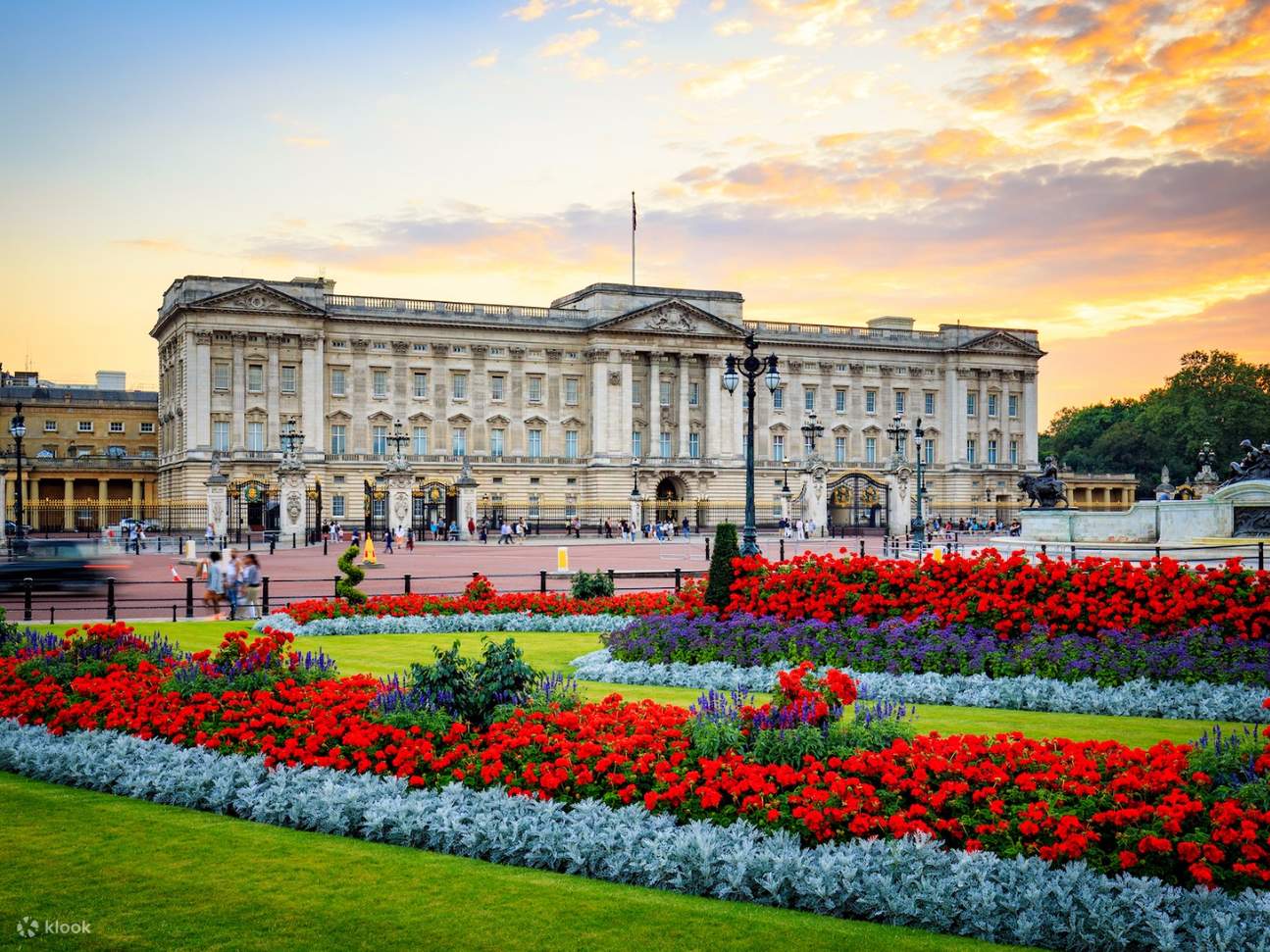 ทัวร์พระราชวังบักกิงแฮม (Buckingham Palace) และจิบน้ำชายามบ่ายบนรถบัสใน