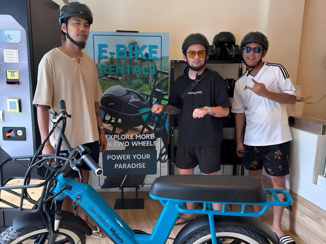三个朋友租了一辆长滩岛自行车