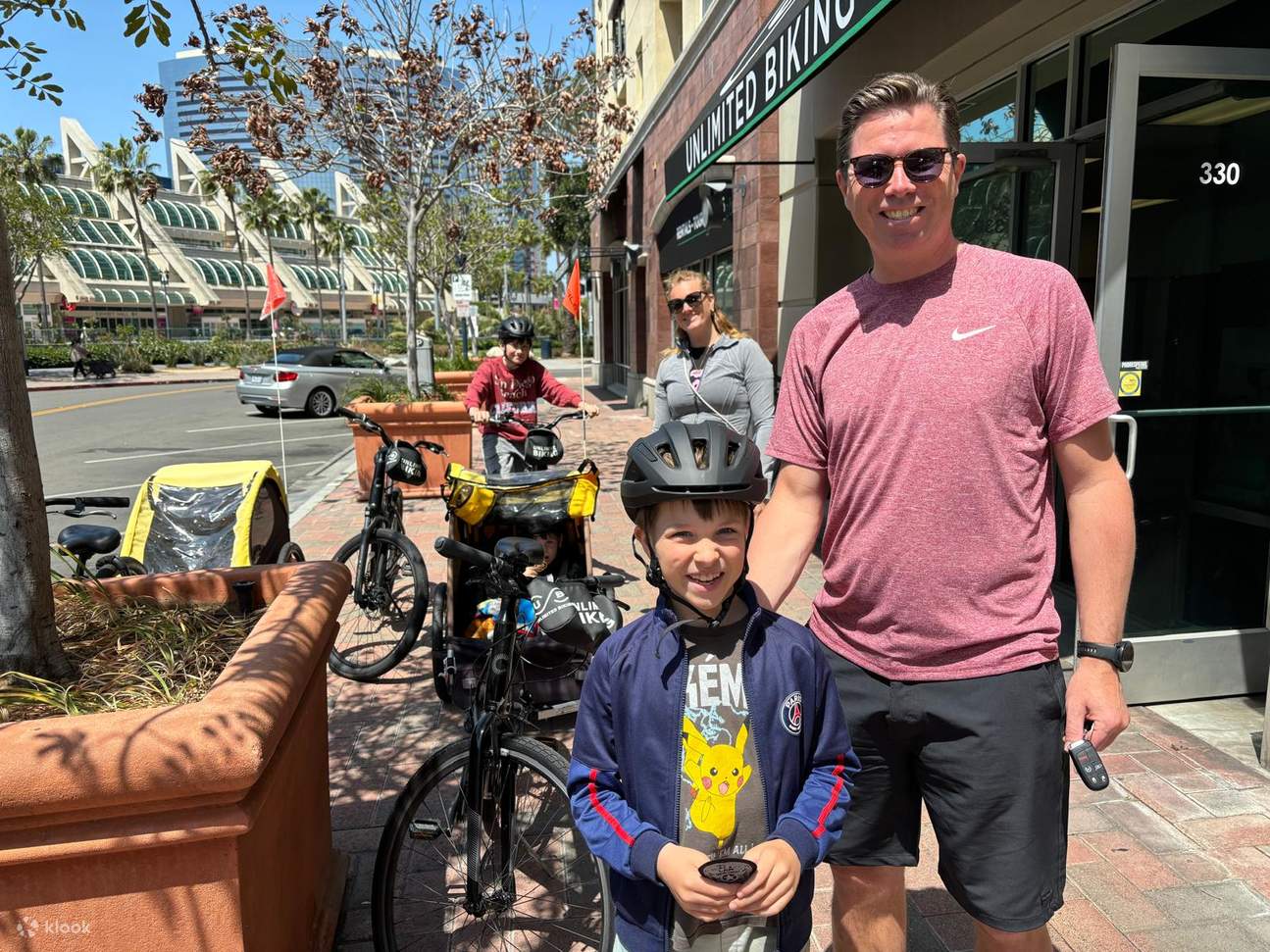 Fahren Sie mit dem Fahrrad durch das historische, berüchtigte Gaslamp Quarter in Richtung Embarcadero, das einige der besten Aussichten auf San Diego bietet.