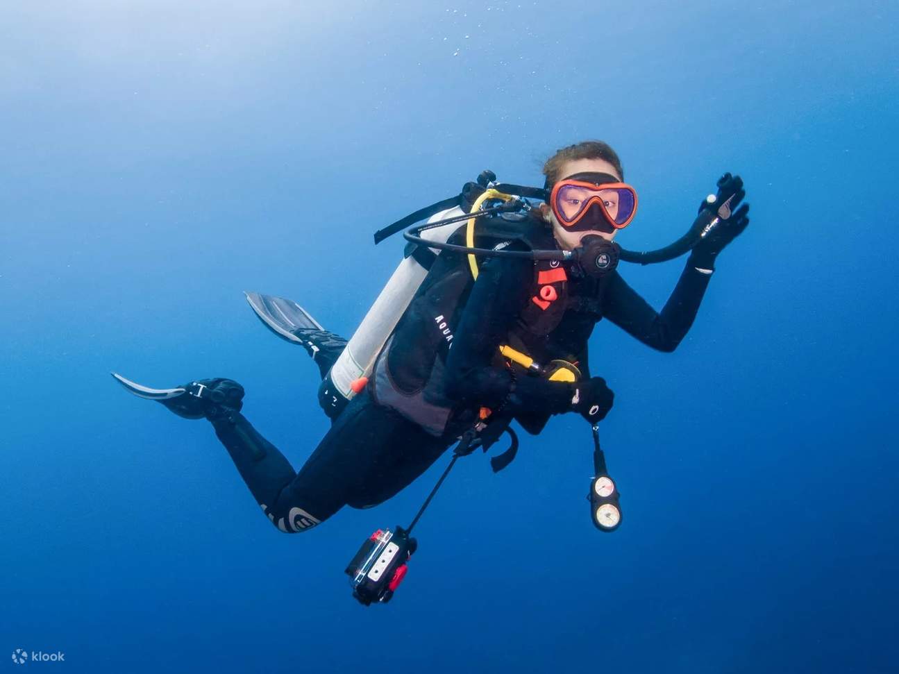 Esplora il parco giochi sottomarino di Bali con sicurezza e abilità come Advanced Open Water Diver, immergendoti in siti di immersione impegnativi e incontrando la vivace vita marina che rende Bali un paradiso per le immersioni.