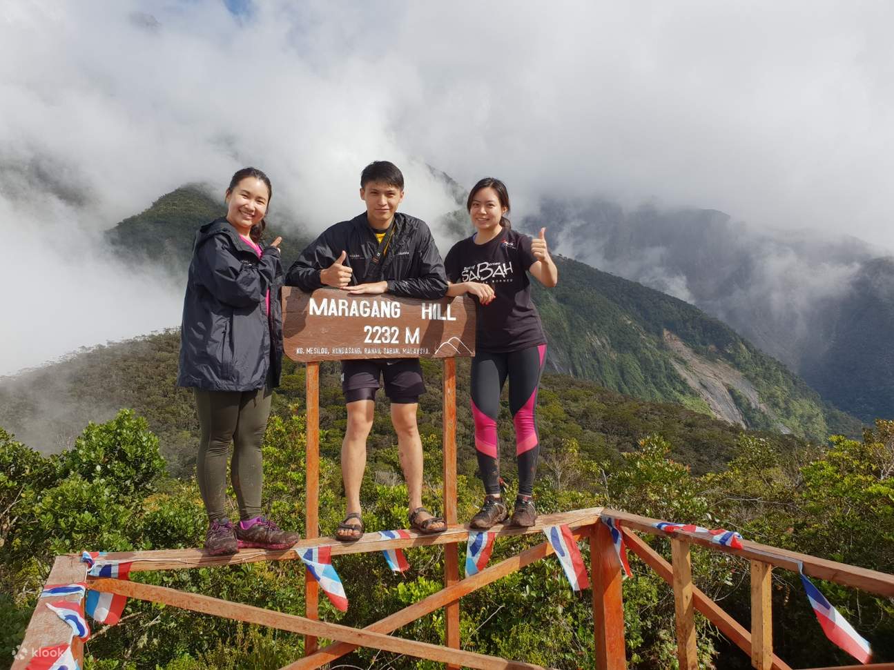 三名游客在马拉朗山合影留念