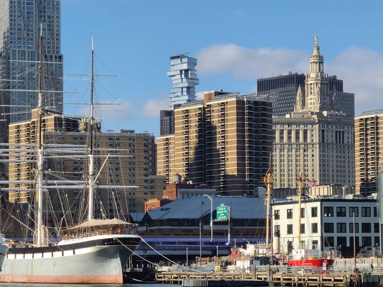 歴史的な船があるサウス・ストリート・シーポート地区を通過