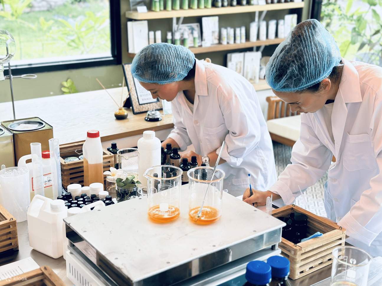 Scopri tutti i segreti della produzione di cosmetici, i benefici degli ingredienti naturali e impara a creare cosmetici da solo/a.