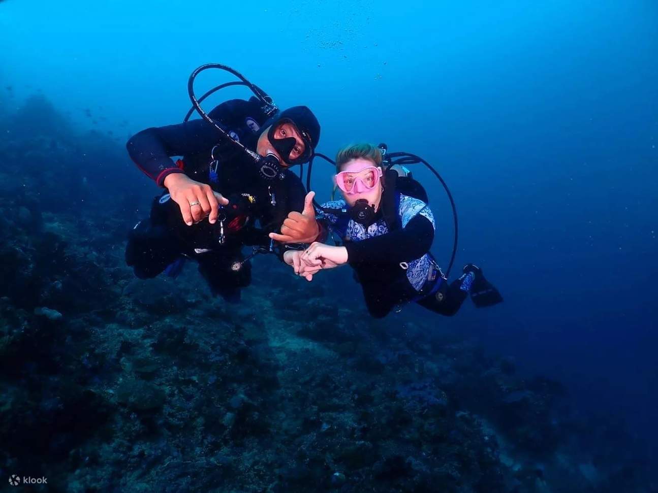 Memperhalusi kemahiran dan menyemarakkan semula minat untuk menyelam dengan Scuba Refresher di perairan jernih Puerto Galera