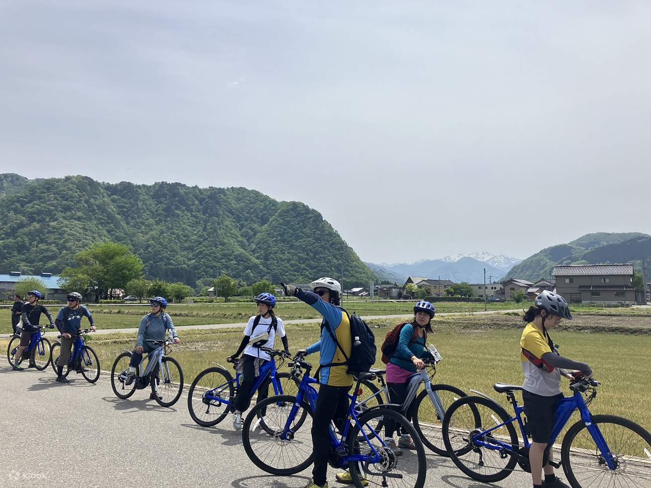 Un intérprete le guiará en su idioma nativo (inglés, chino, vietnamita, tailandés, indonesio, portugués, francés).