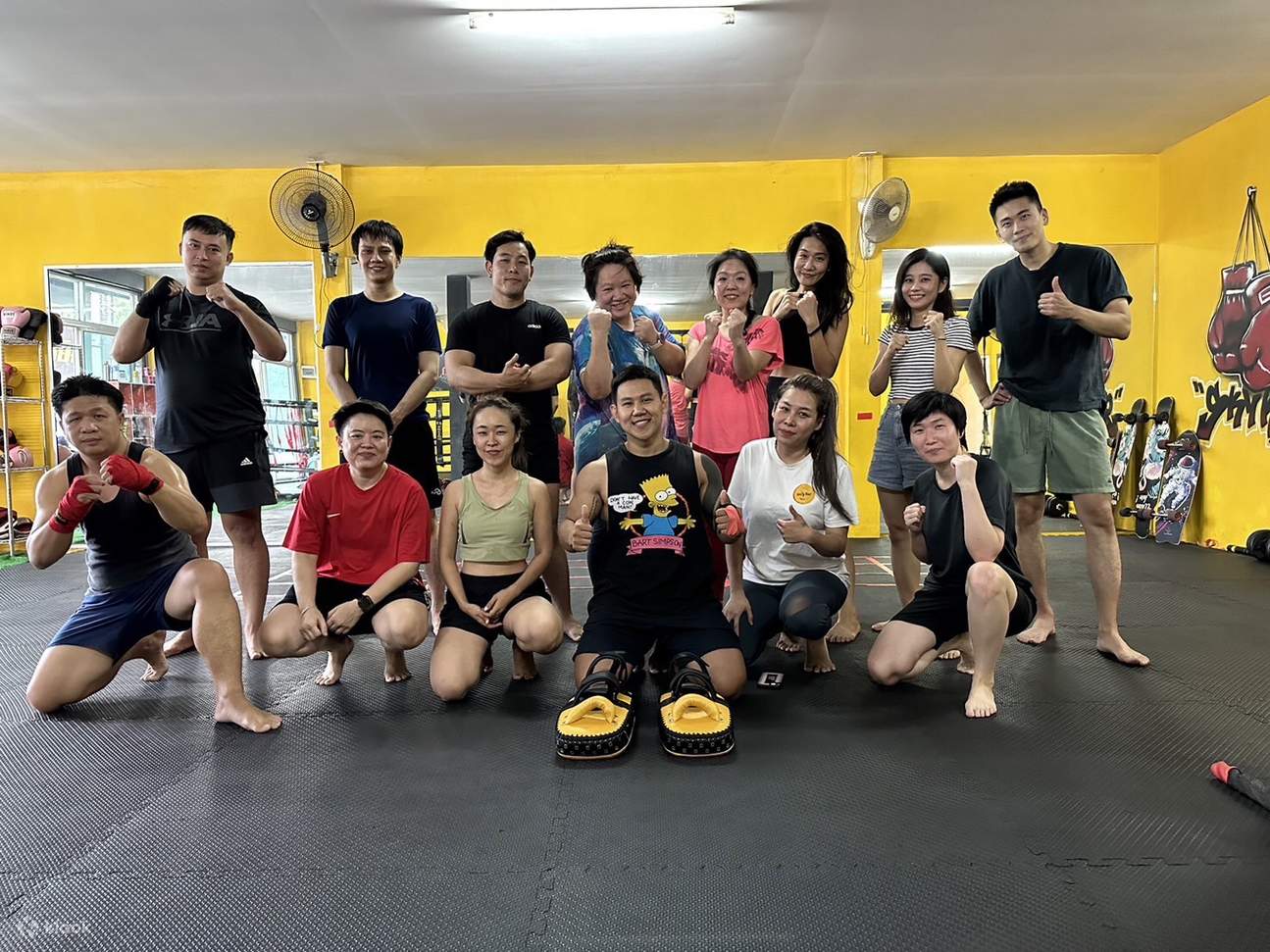 gruppo di studenti a lezione di Muay Thai