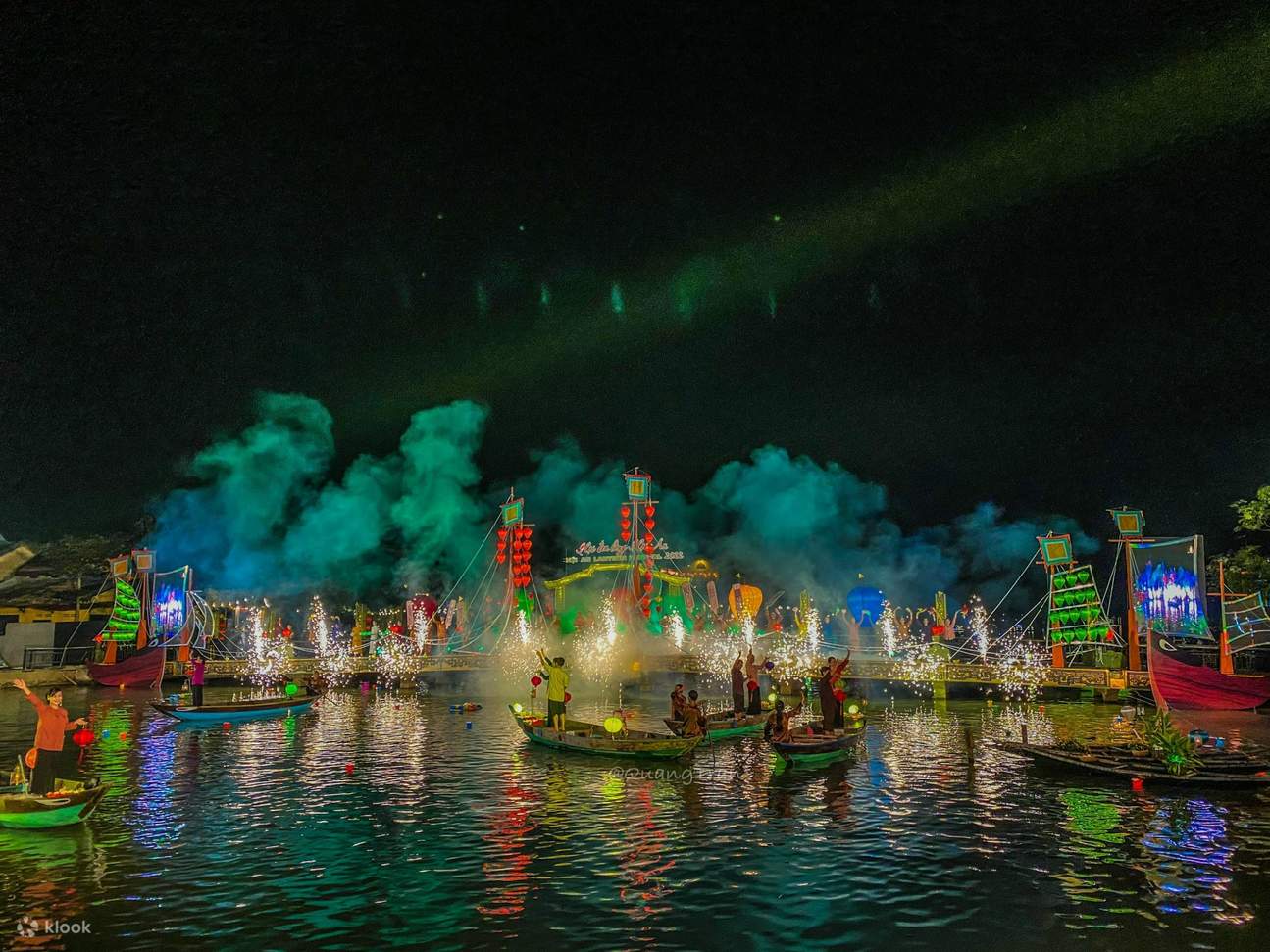 Lepaskan lampion di Sungai Hoai dengan harapan terbaik