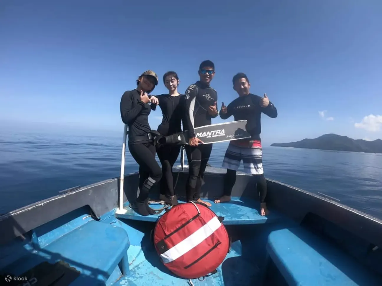 怀着灿烂的笑容和更大的梦想，我们的自由潜水员准备一头扎进蔚蓝的大海。