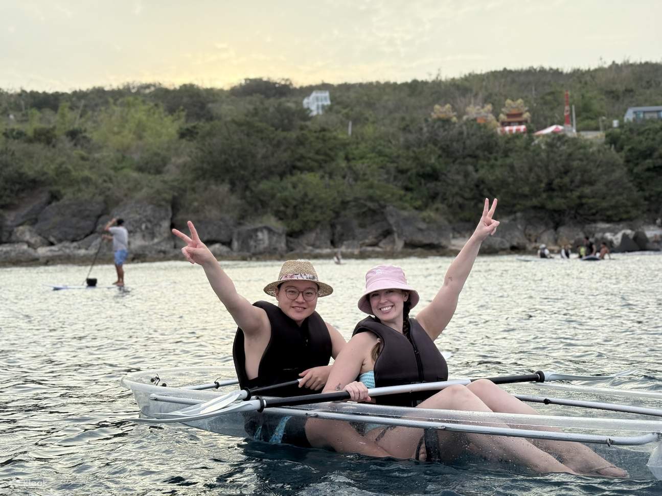 Erleben Sie einen wunderschönen Sonnenuntergang, wenn das Abendrot die Meeresoberfläche golden färbt. Paddeln Sie mit dem SUP-Board oder dem Kanu und genießen Sie die natürliche Schönheit, die die Natur uns schenkt.