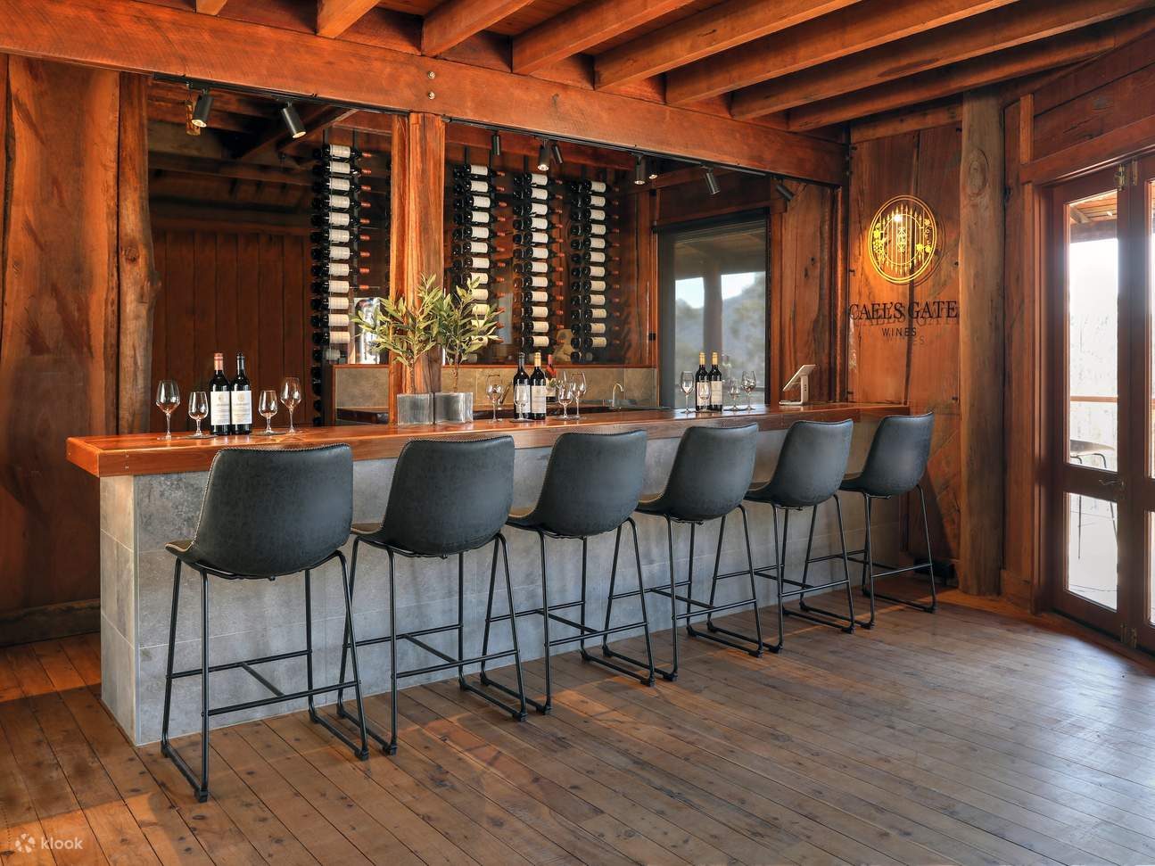 Вино и обед пахаря в Cael's Gate