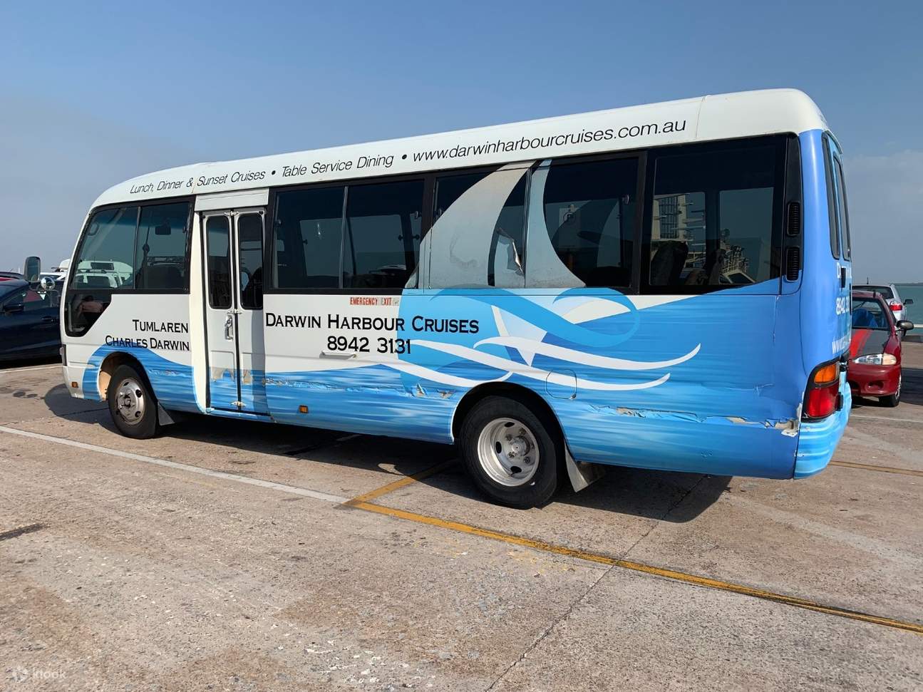 停放的藍色公共汽車