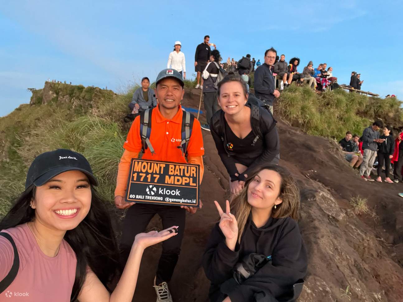 一群朋友与登山向导合影