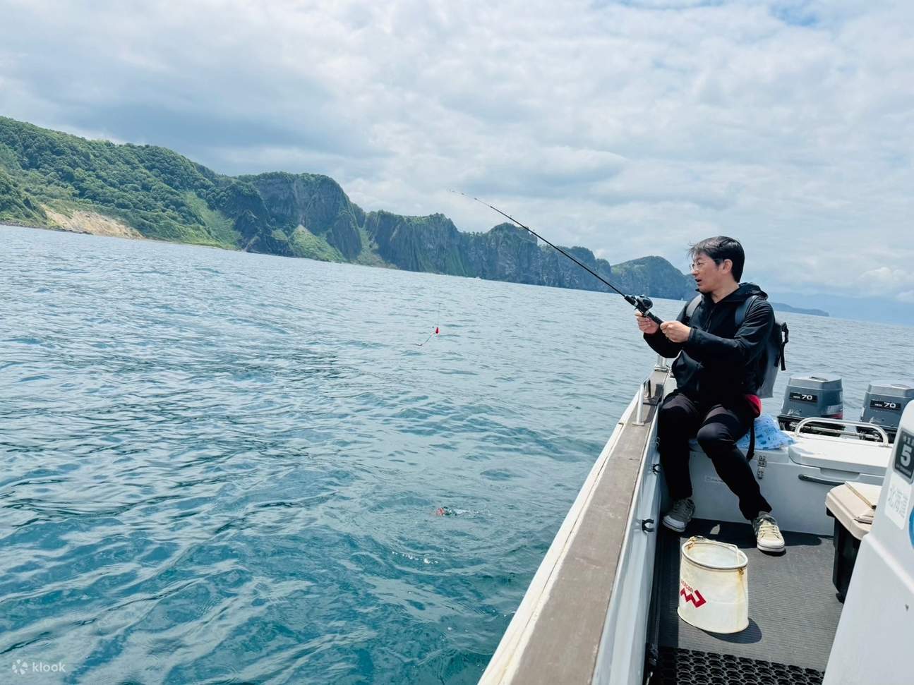 หลังจากเยี่ยมชมถ้ำสีน้ำเงินแล้ว คุณสามารถเพลิดเพลินกับการตกปลาแบบสบายๆ