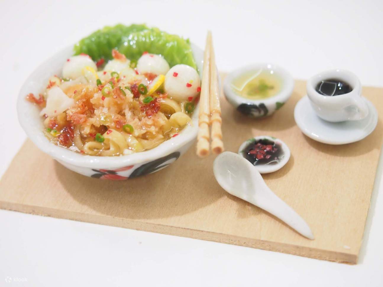 新加坡迷你食物工作坊：捏制黏土鱼丸面，盛装于碗中。筷子样式可能与照片不同。