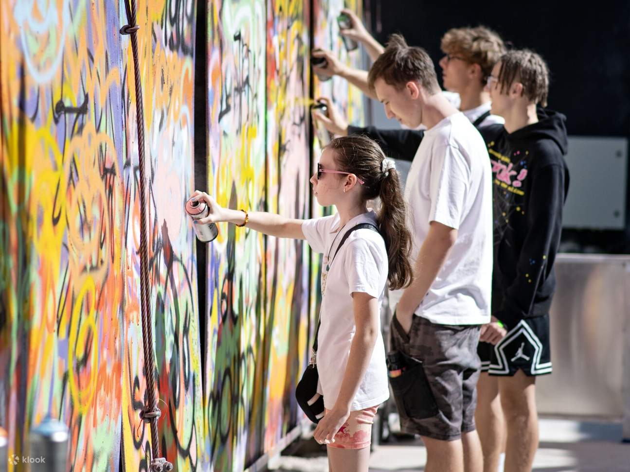 マイアミの活気あるアート地区で、キャンバスに自由にスプレーして芸術的な才能を表現しましょう