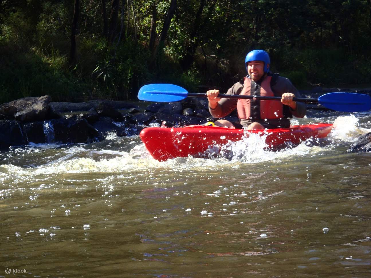 kayak da fiume in acque bianche nel fiume Yarra