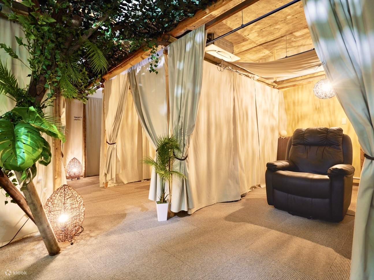 Trong phòng riêng, cảm nhận hương thơm xua tan căng thẳng, âm thanh tự nhiên và ánh sáng dịu nhẹ, trải nghiệm không gian thư giãn chữa lành năm giác quan và thư giãn như một 