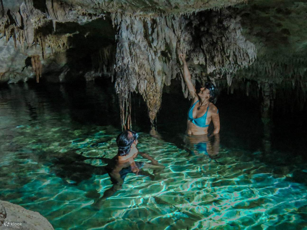Pengunjung yang melakukan snorkeling dapat menjangkau dan meluncur melewati formasi bebatuan kuno yang dipahat oleh aliran air selama berabad-abad