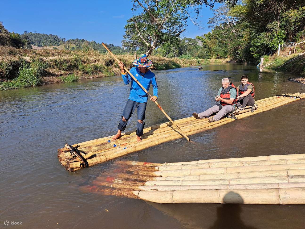 Chiang Mai Bambus-Flossfahrt-Abenteuer und Wat Phra That Doi Kham - Klook  Deutschland
