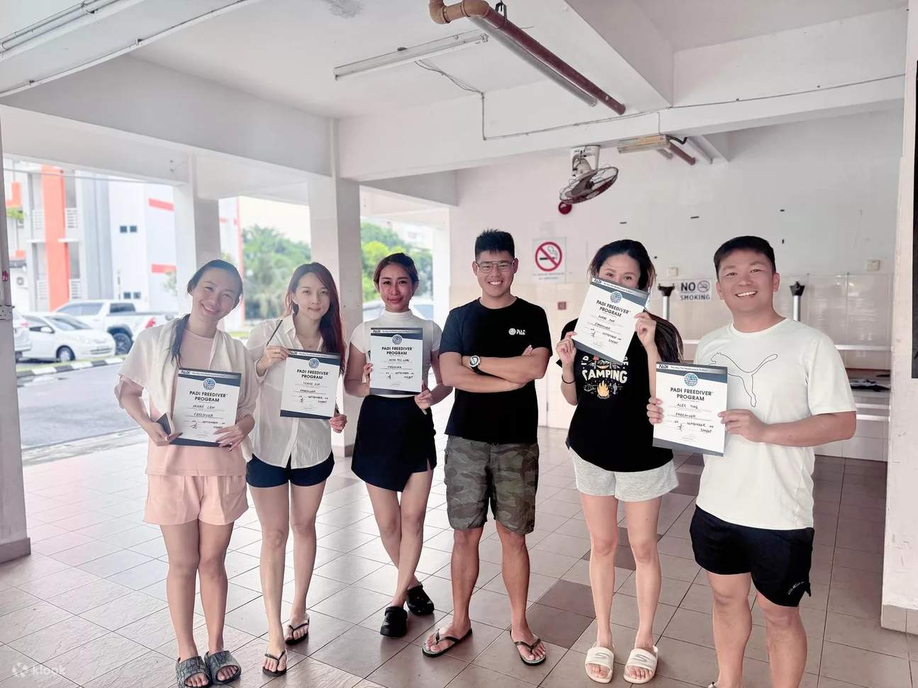 トレーニングから成功まで—当社のフリーダイバーは、苦労して獲得した認定証を受け取り、満面の笑みを浮かべています。これは、水中でのさらなる冒険の始まりを告げるものです！