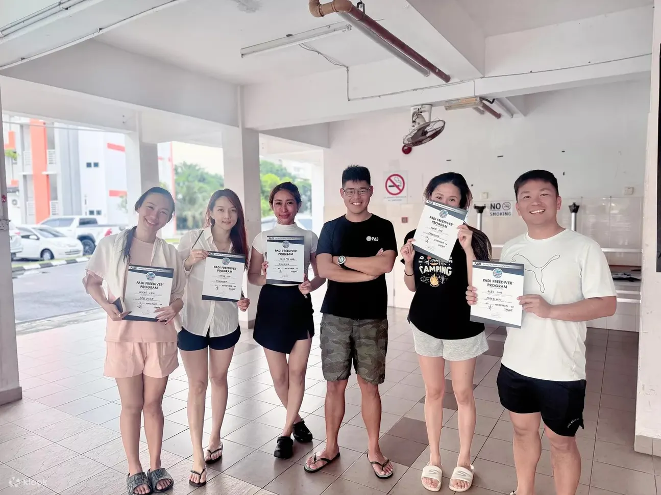 从训练到胜利——我们的自由潜水员在获得来之不易的认证证书时都笑容满面，这标志着更多水下冒险的开始！