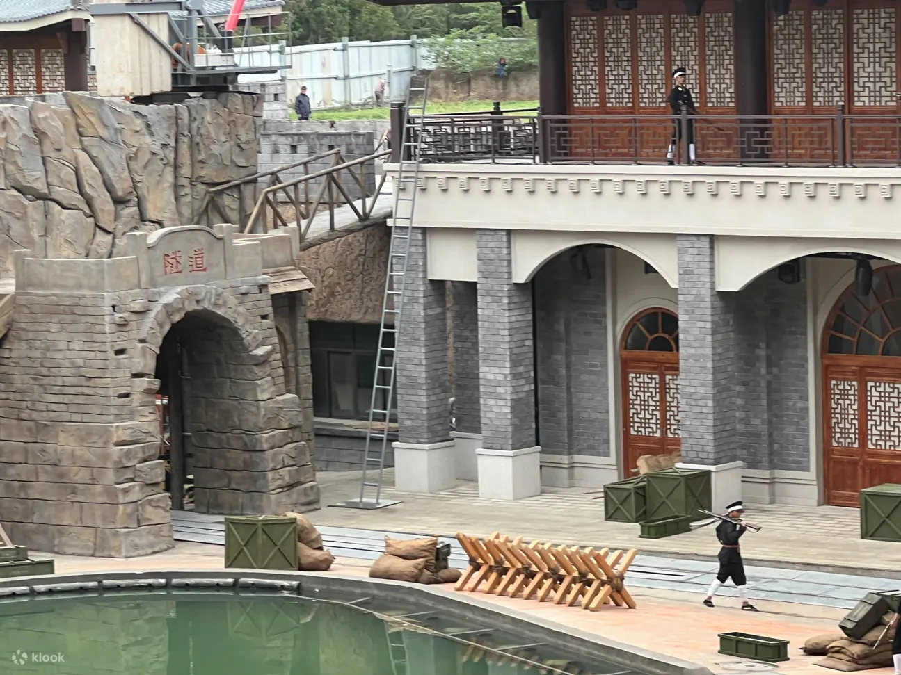采用阶梯式布局，使观众在观看演出时视线不受阻挡，无论坐在哪个位置，都能有良好的观演视角