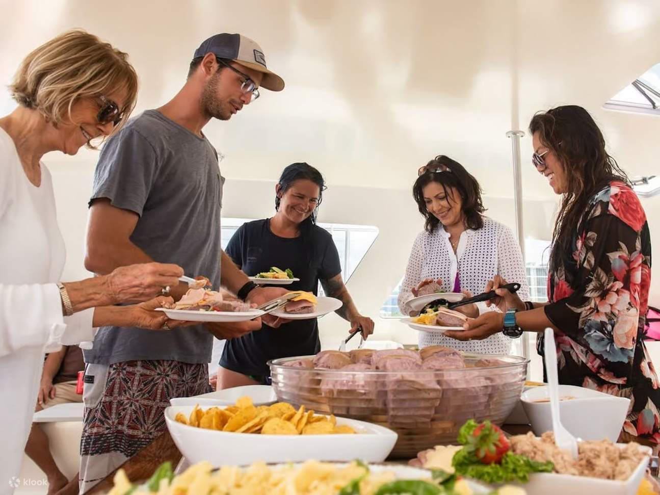 美しい海岸の夕焼けを背景に、美味しいお食事と爽やかなドリンクをお楽しみください。