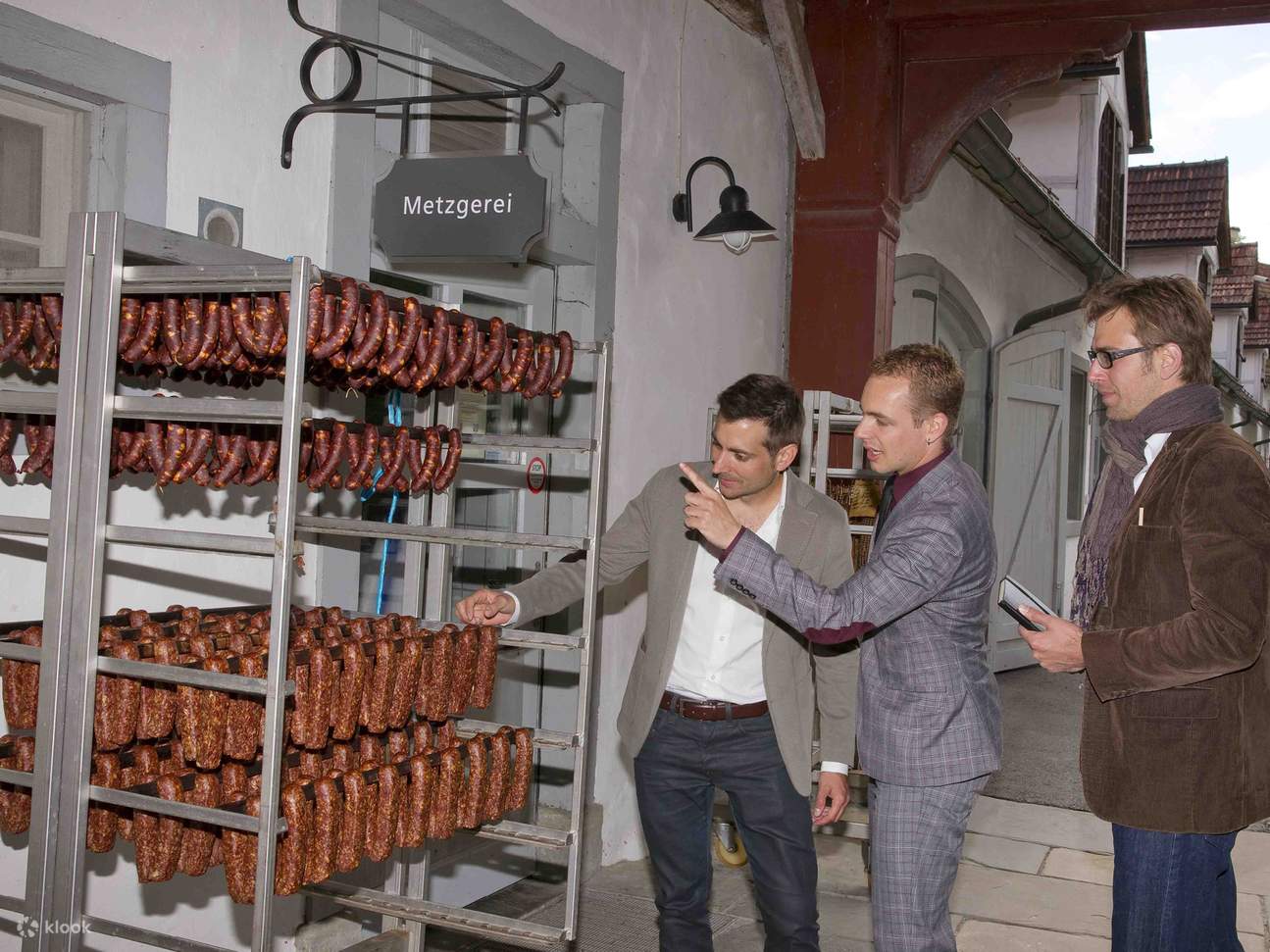 Una salsiccia affumicata del nostro macellaio è un ottimo accompagnamento per vino e formaggio. Anche questi sono fatti in casa e di altissima qualità.