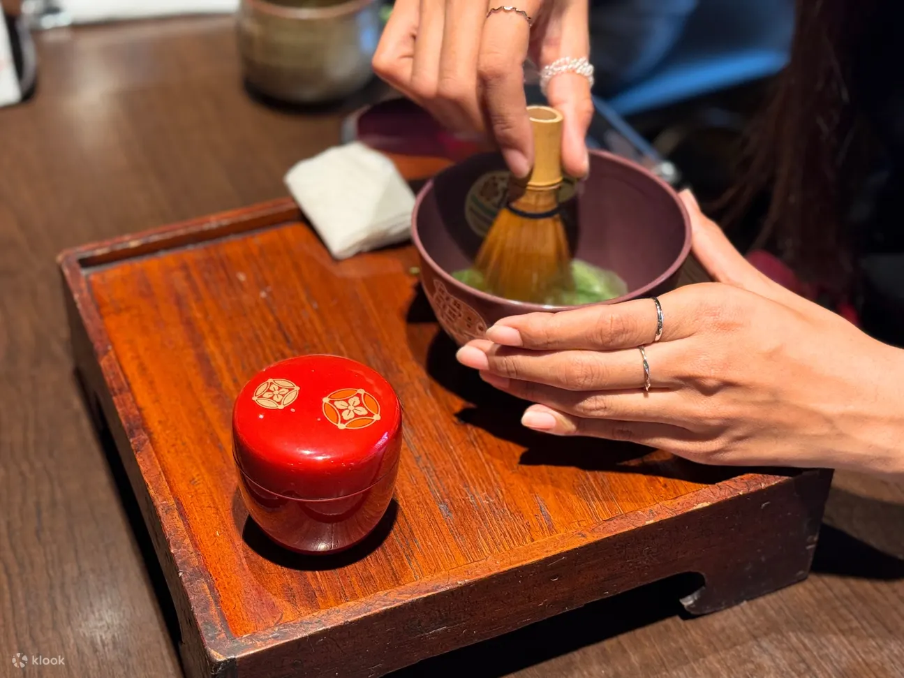我们的老师将在您身边教您如何制作抹茶。