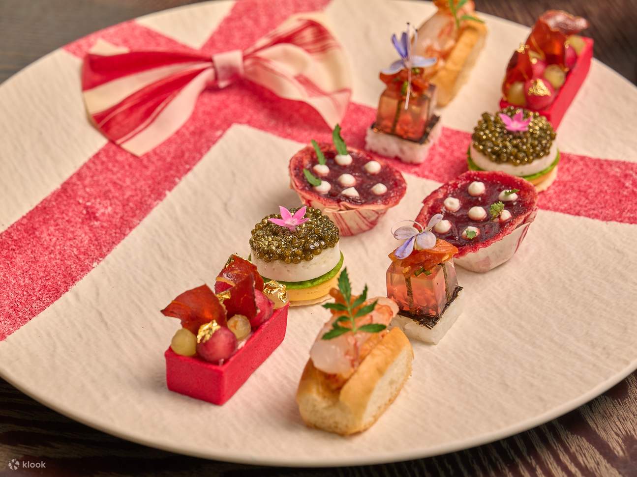 Set per il tè pomeridiano al Peacock Alley del Waldorf Astoria Bangkok