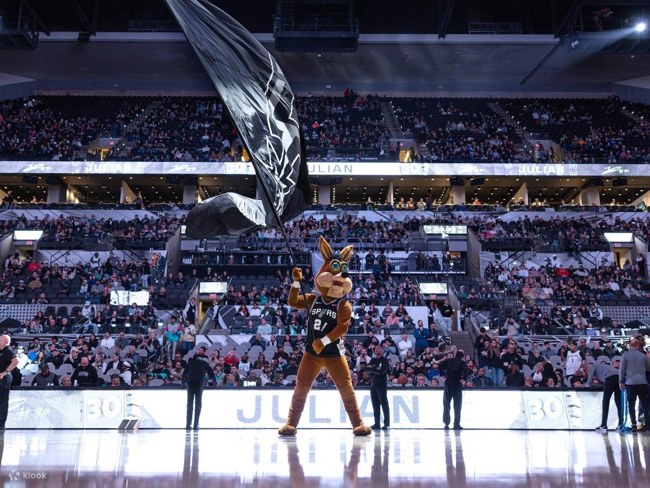 Alami suasana bertenaga yang dicipta oleh peminat bola keranjang San Antonio Spurs yang bersemangat.