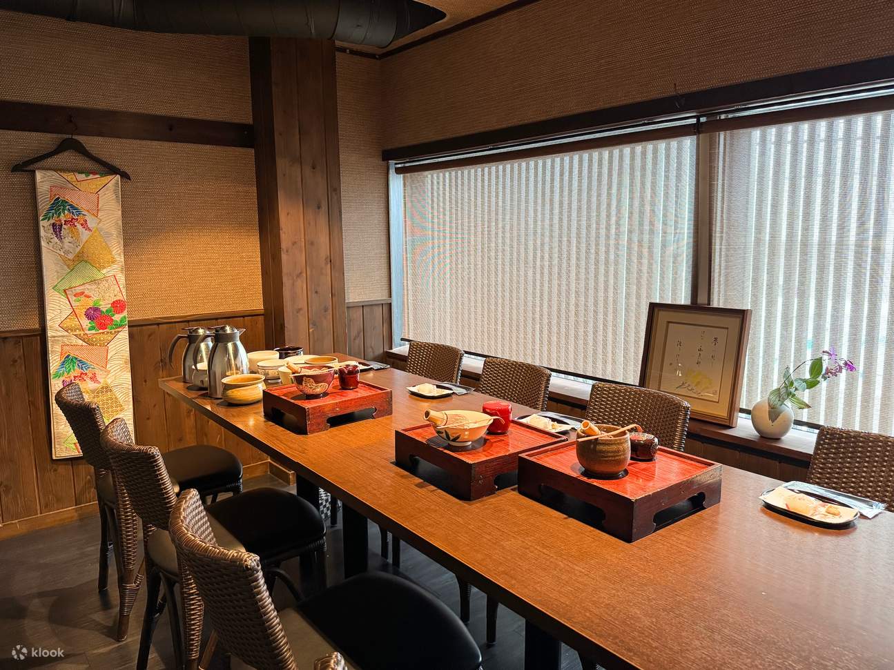 我们的工作坊在一个休闲舒适的环境中进行，配有桌椅。